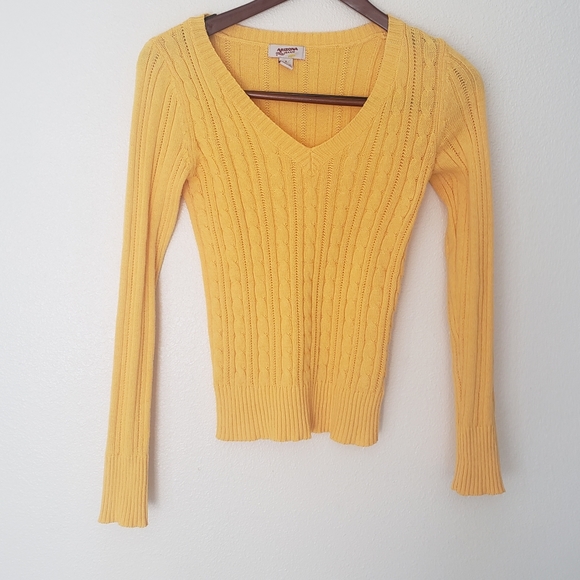 Women's Fitted Cable Knit Sweater - Picture 4 of 6